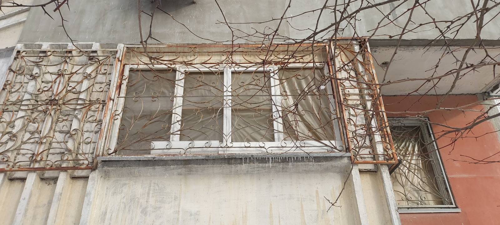 На Херсонщині будинок Світлани Вікторівни потратив підостріл. Пошкоджені вікна та балконні двері