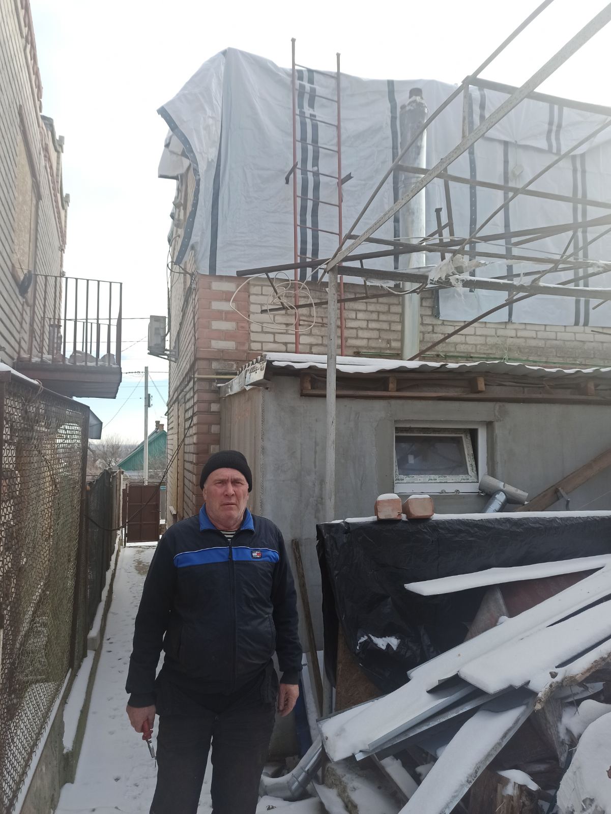 Літня пара з Херсону потребує допомоги у відновленні будинку