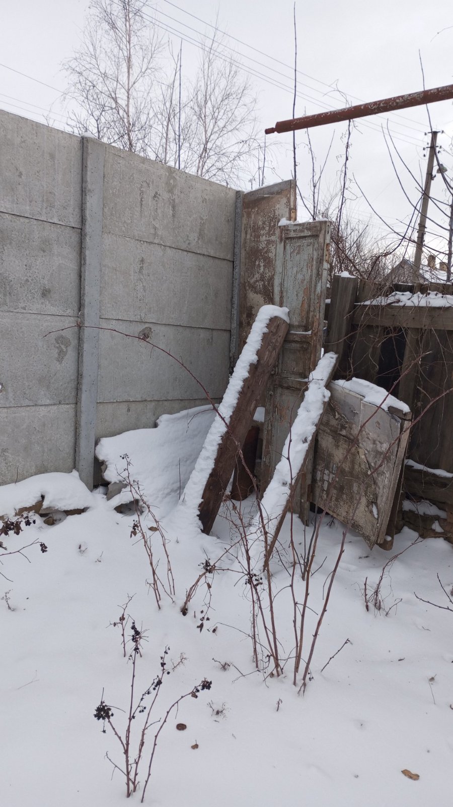 Родина Яковлевих з Костянтинівки після обстрілу живе у пошкодженому будинку