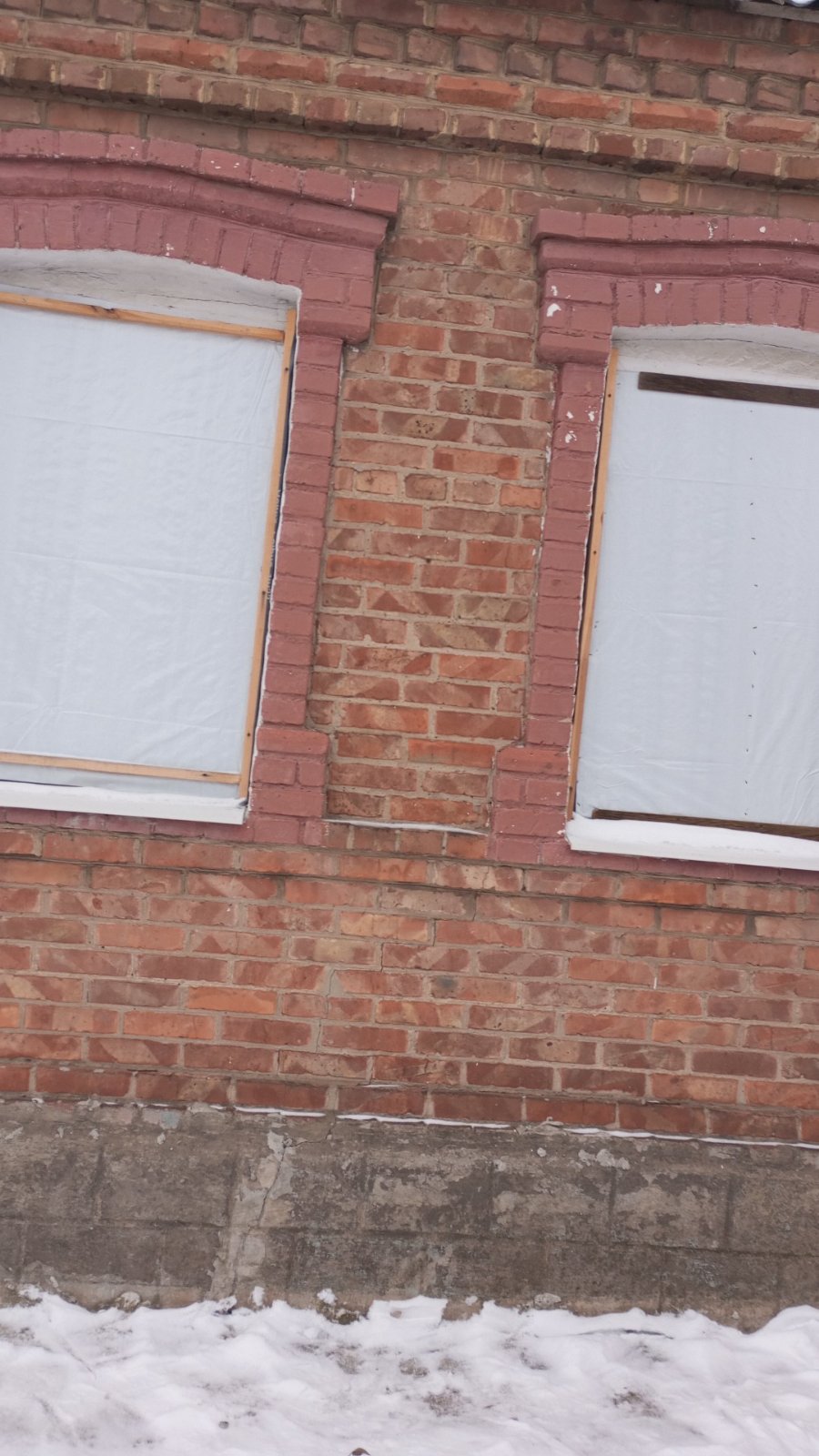 Родина Яковлевих з Костянтинівки після обстрілу живе у пошкодженому будинку