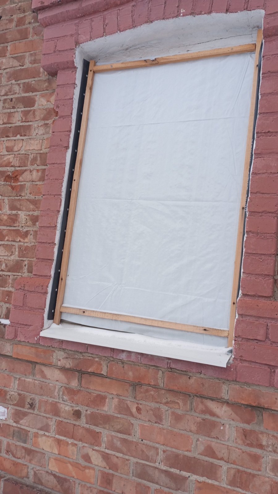 Родина Яковлевих з Костянтинівки після обстрілу живе у пошкодженому будинку