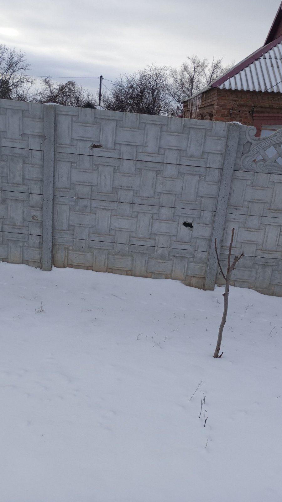 Родина Яковлевих з Костянтинівки після обстрілу живе у пошкодженому будинку