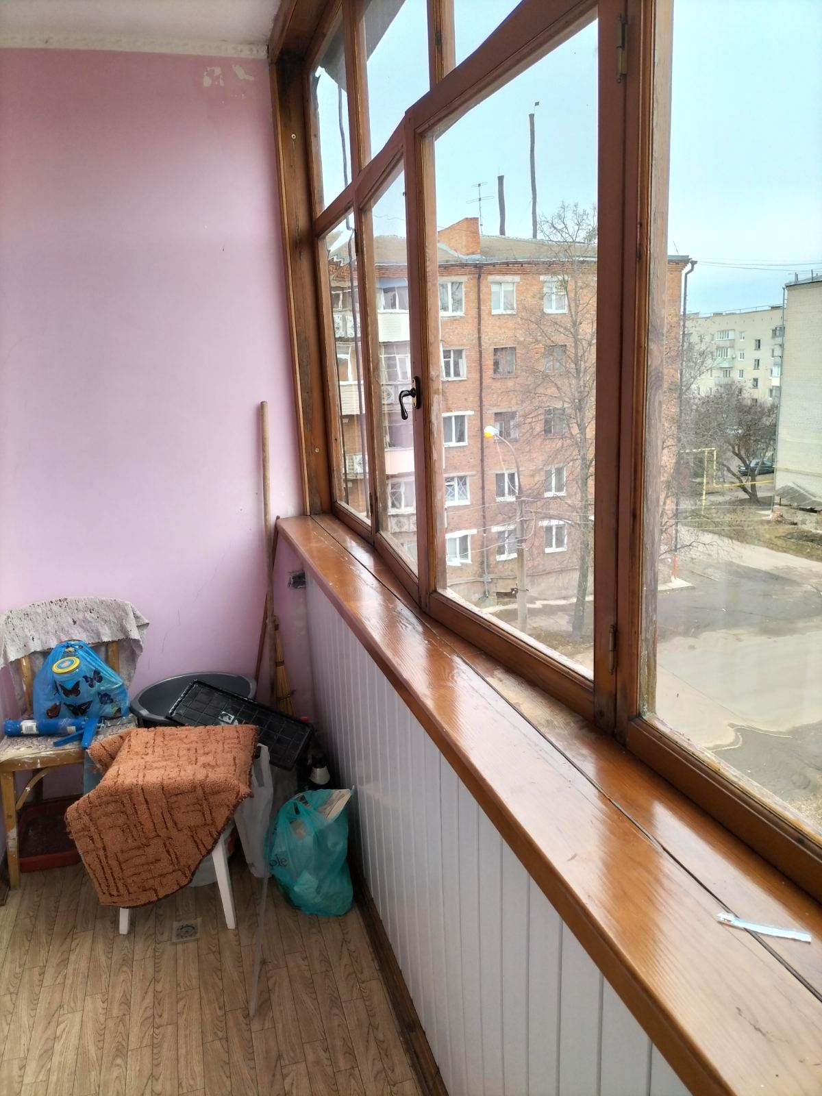 Мати з донькою-підлітком мешкають в Білопіллі в орендованій квартирі без вікна