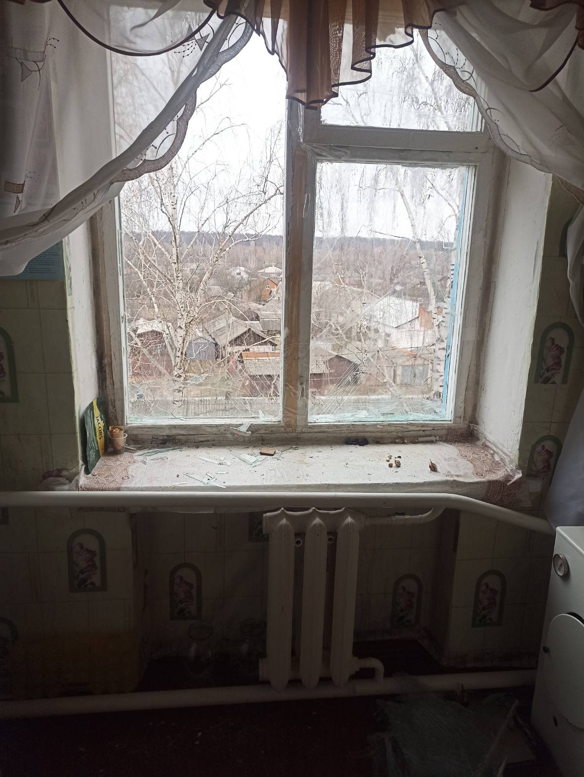 Літня жінка після ворожого обстрілу залишилася без вікон - пенсіонерка потребує допомоги