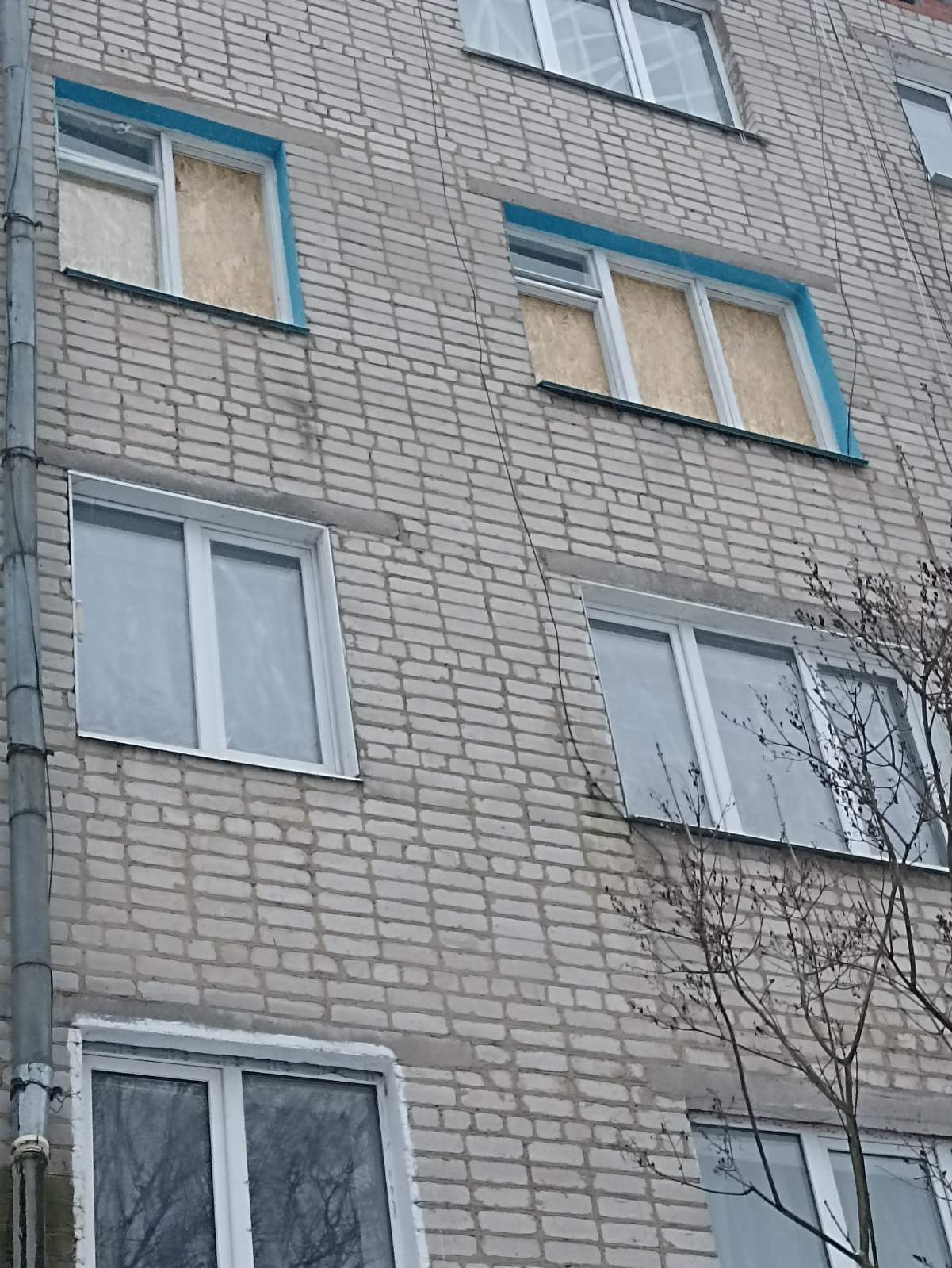 Літня жінка після ворожого обстрілу залишилася без вікон - пенсіонерка потребує допомоги