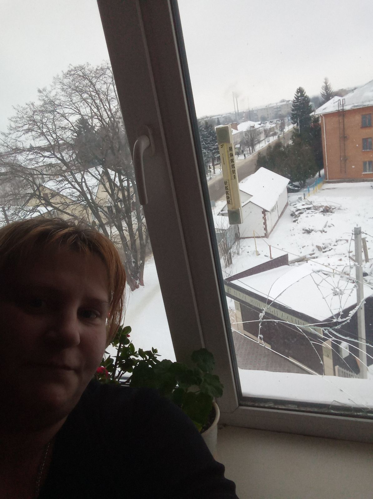 Жінка з дитиною з Білопілля просить допомоги у заміні вікна 