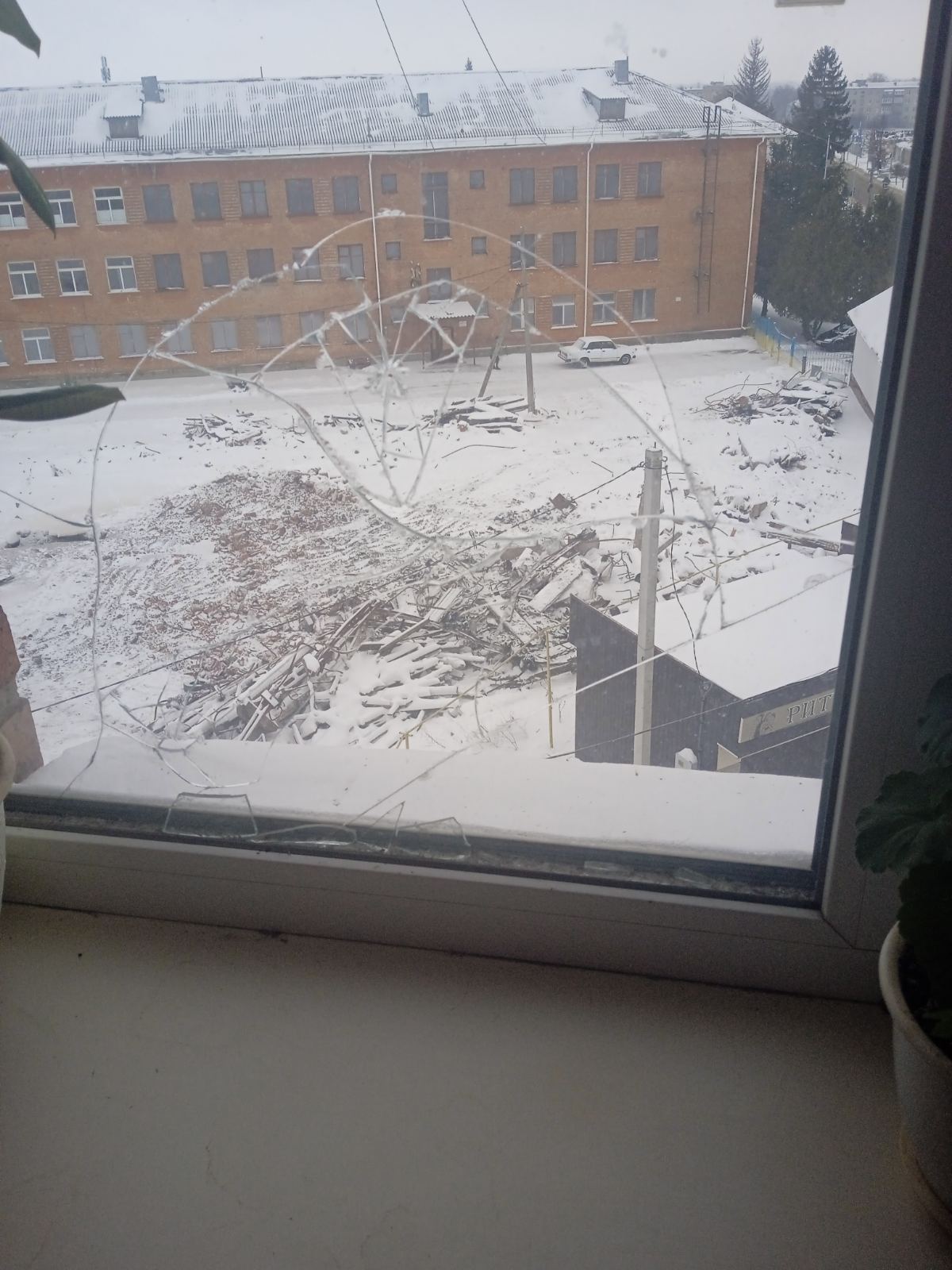 Жінка з дитиною з Білопілля просить допомоги у заміні вікна 