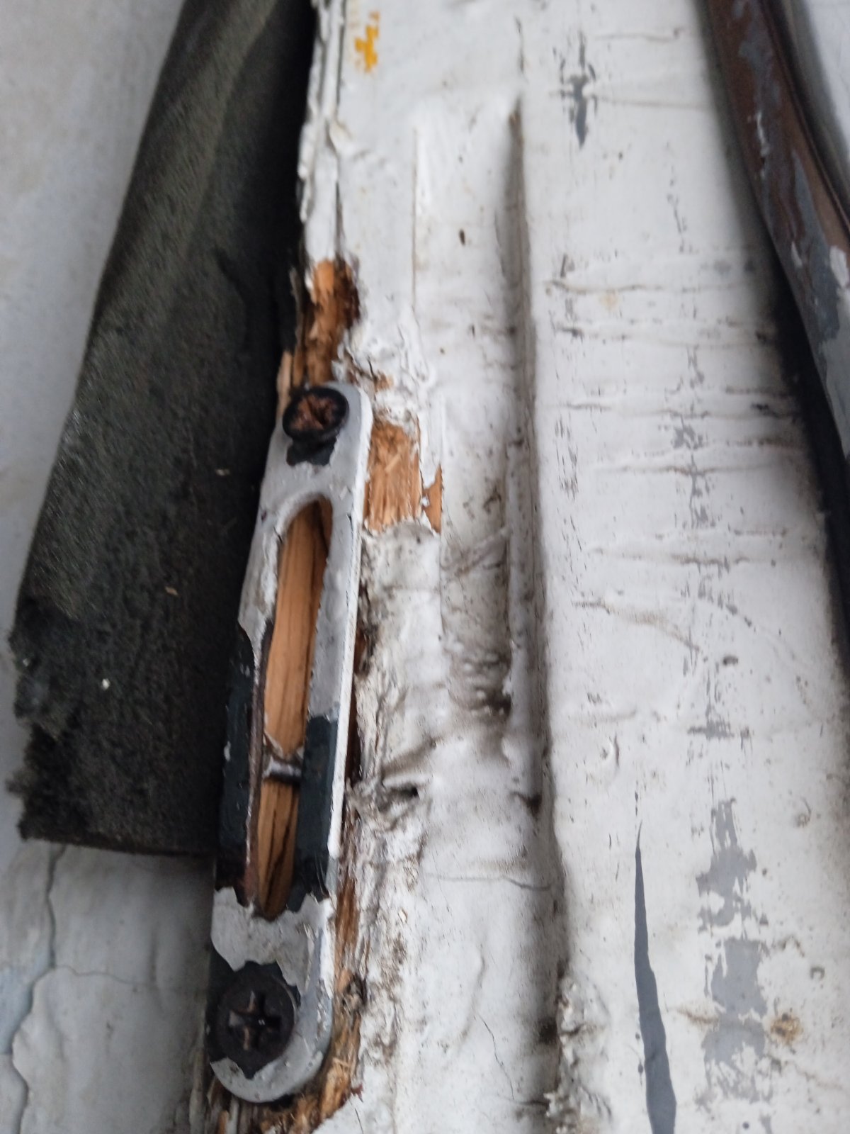 Жінка з дитиною з Білопілля просить допомоги у заміні вікна 