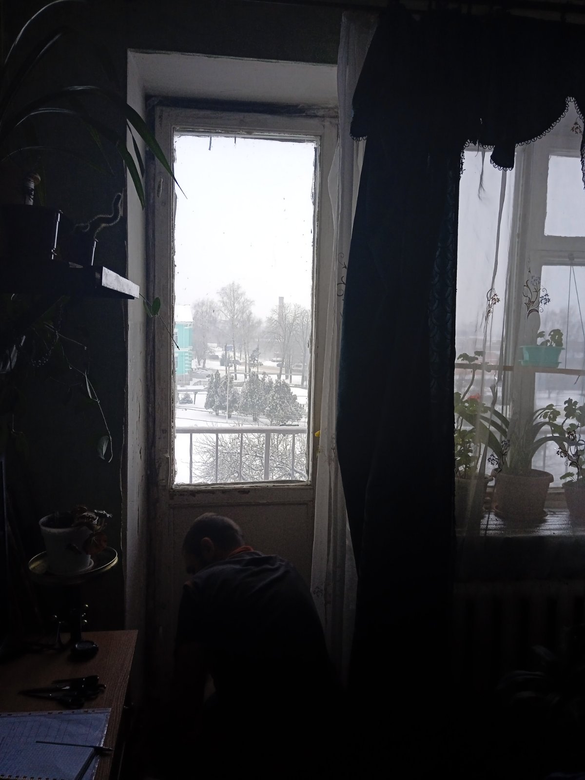 Жінка з дитиною з Білопілля просить допомоги у заміні вікна 