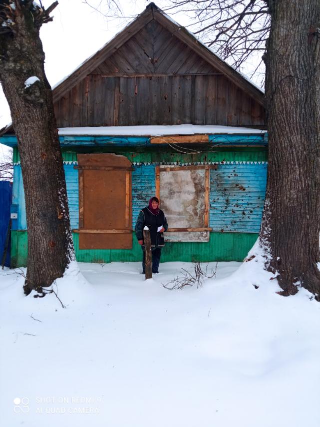Родина пенсіонерів мешкає в будинку без даху та вікон