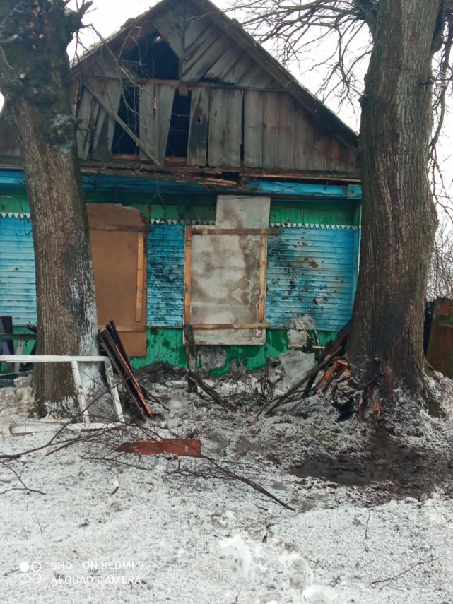 Родина пенсіонерів мешкає в будинку без даху та вікон