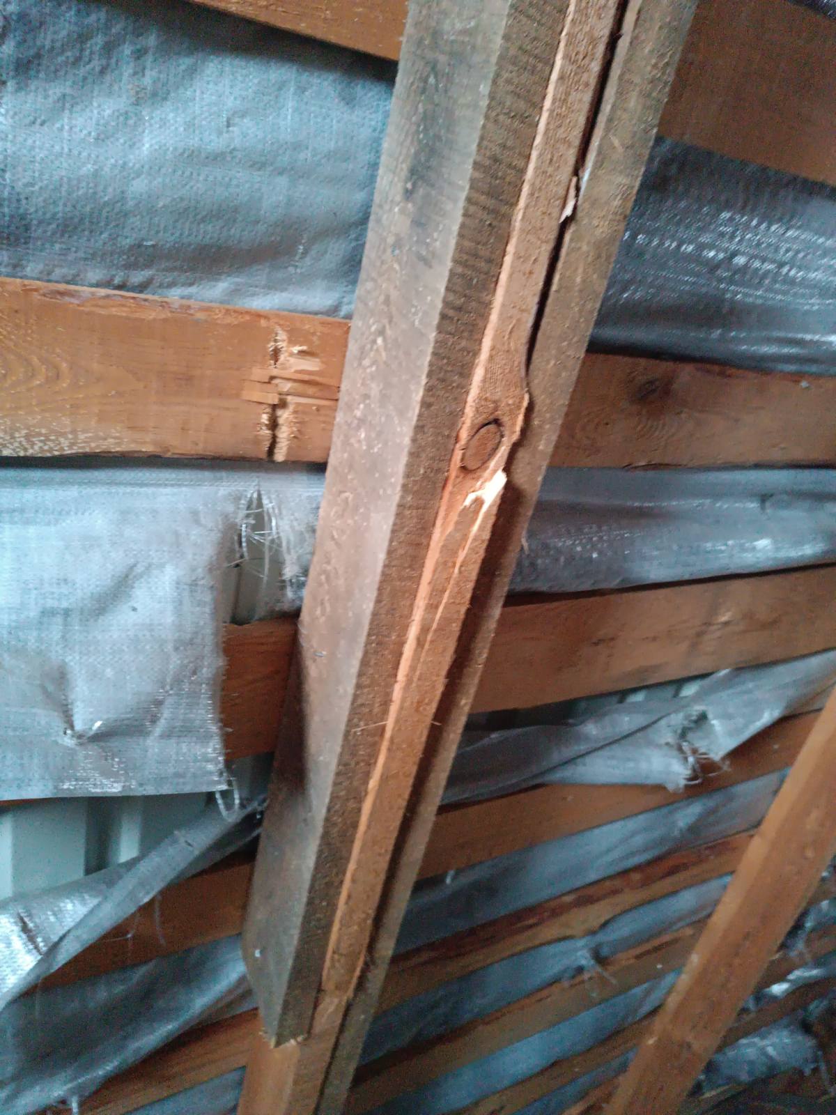 Домоволодіння родини в селищі Слатине пошкодило вибухом