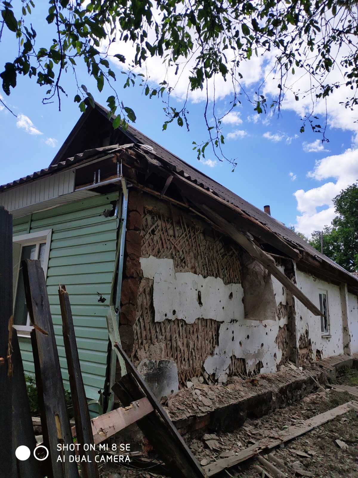 Родина, яка мешкає за 4 кілометри від ворога, просить допомоги