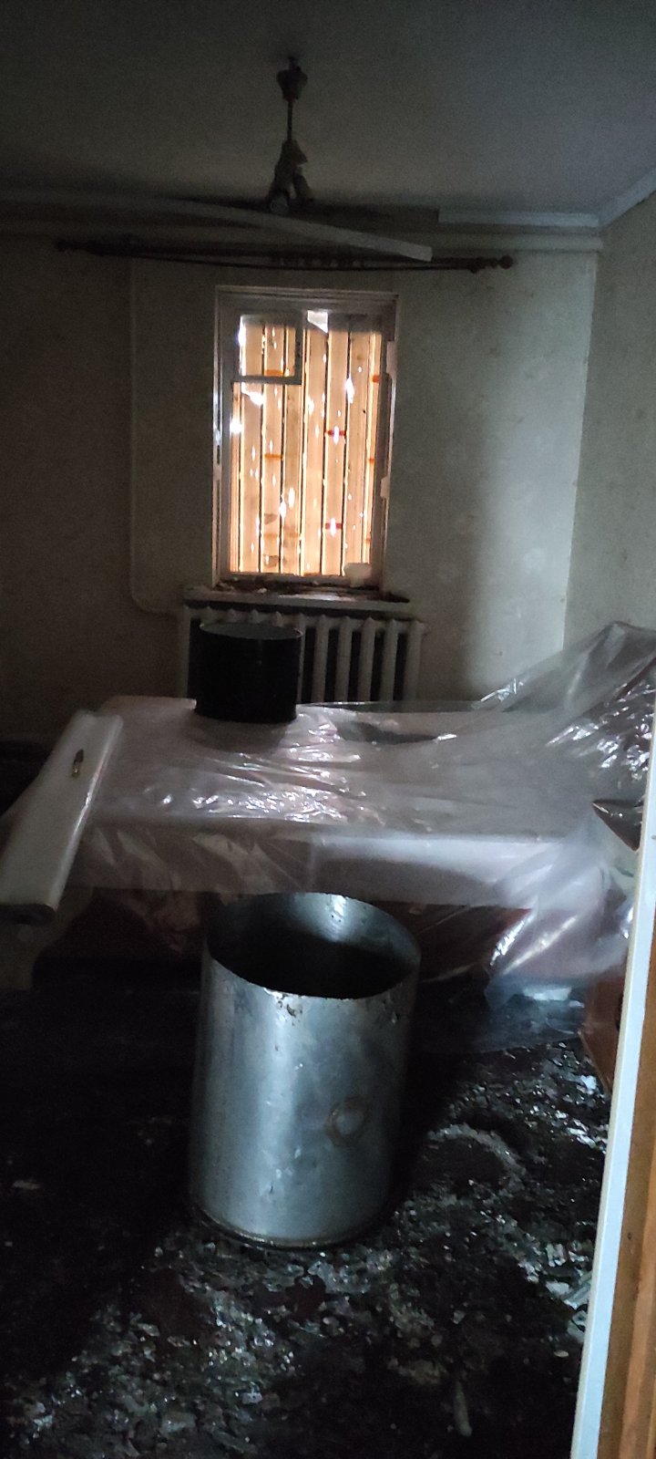 Вибиті вікна та двері, пошкоджений дах - результат обстрілу родини на Харківщині 