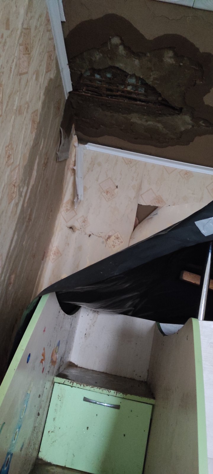 Вибиті вікна та двері, пошкоджений дах - результат обстрілу родини на Харківщині 