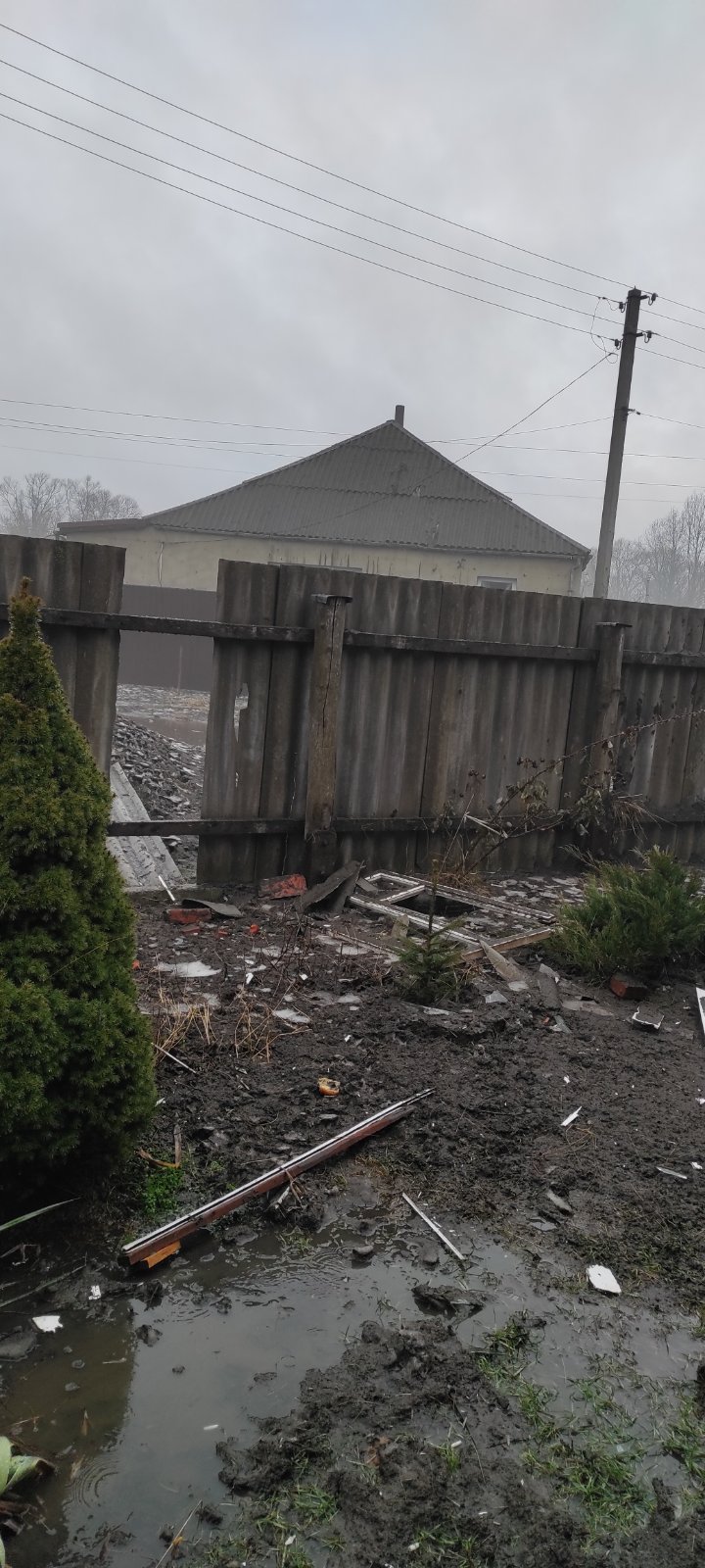 Вибиті вікна та двері, пошкоджений дах - результат обстрілу родини на Харківщині 