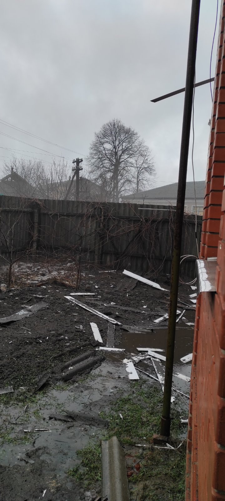 Вибиті вікна та двері, пошкоджений дах - результат обстрілу родини на Харківщині 