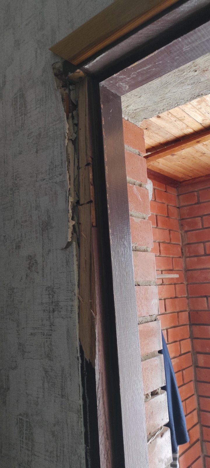 Вибиті вікна та двері, пошкоджений дах - результат обстрілу родини на Харківщині 