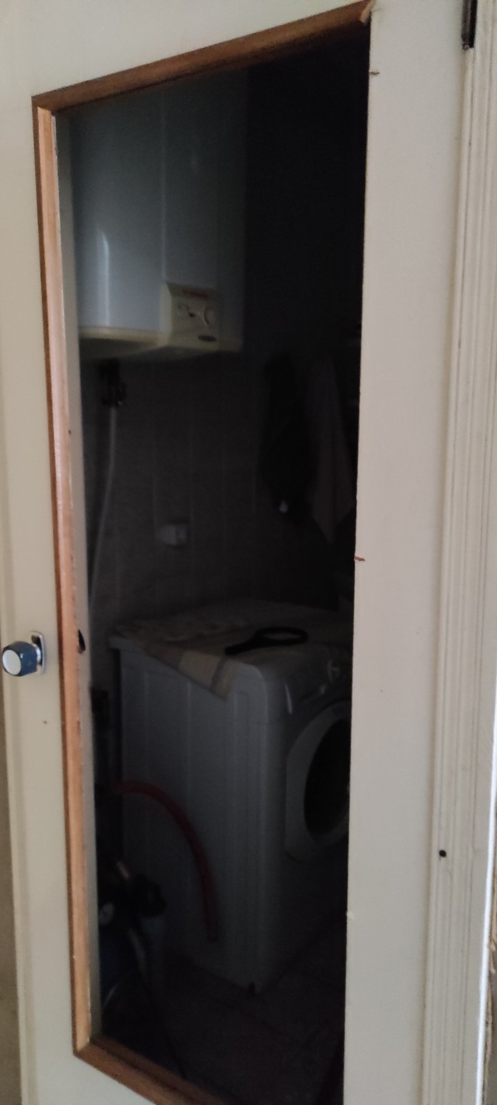 Вибиті вікна та двері, пошкоджений дах - результат обстрілу родини на Харківщині 