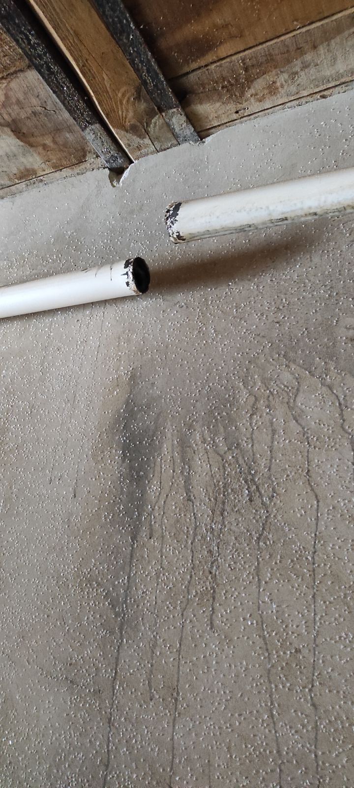 Вибиті вікна та двері, пошкоджений дах - результат обстрілу родини на Харківщині 