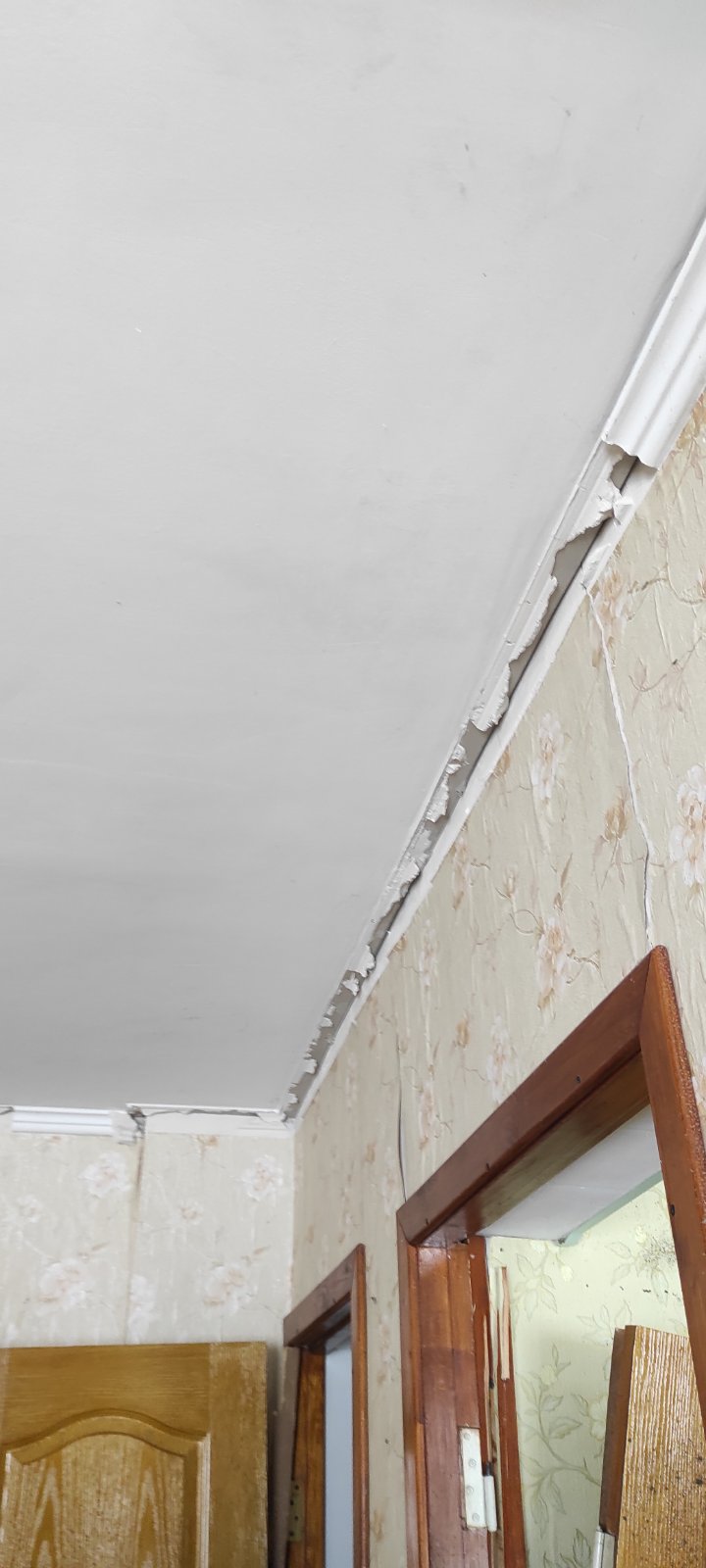 Вибиті вікна та двері, пошкоджений дах - результат обстрілу родини на Харківщині 