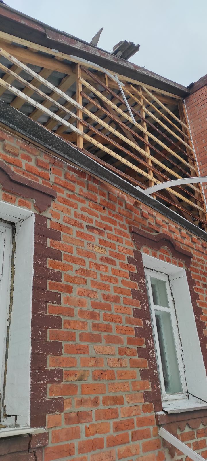 Вибиті вікна та двері, пошкоджений дах - результат обстрілу родини на Харківщині 