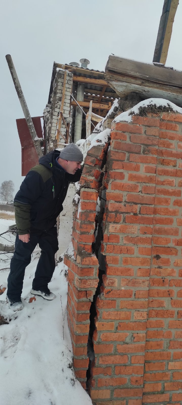 Вибиті вікна та двері, пошкоджений дах - результат обстрілу родини на Харківщині 