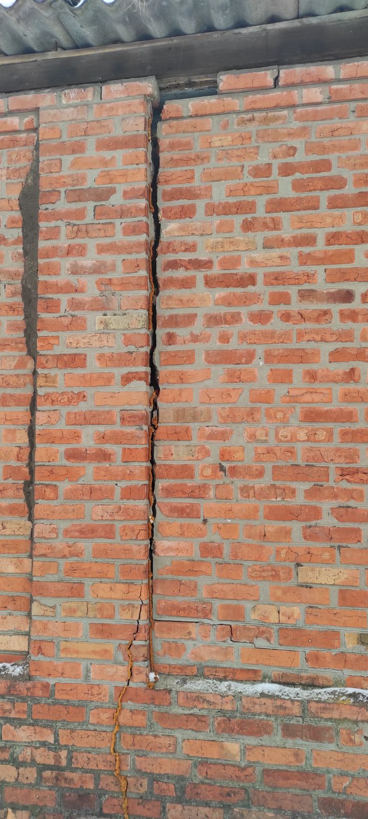 Вибиті вікна та двері, пошкоджений дах - результат обстрілу родини на Харківщині 