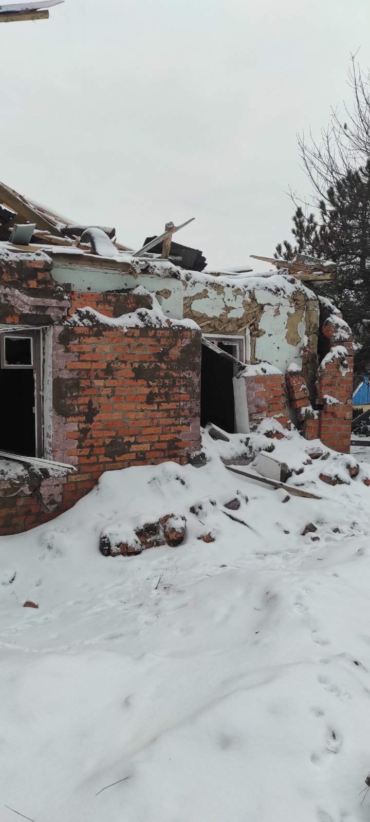 Вибиті вікна та двері, пошкоджений дах - результат обстрілу родини на Харківщині 