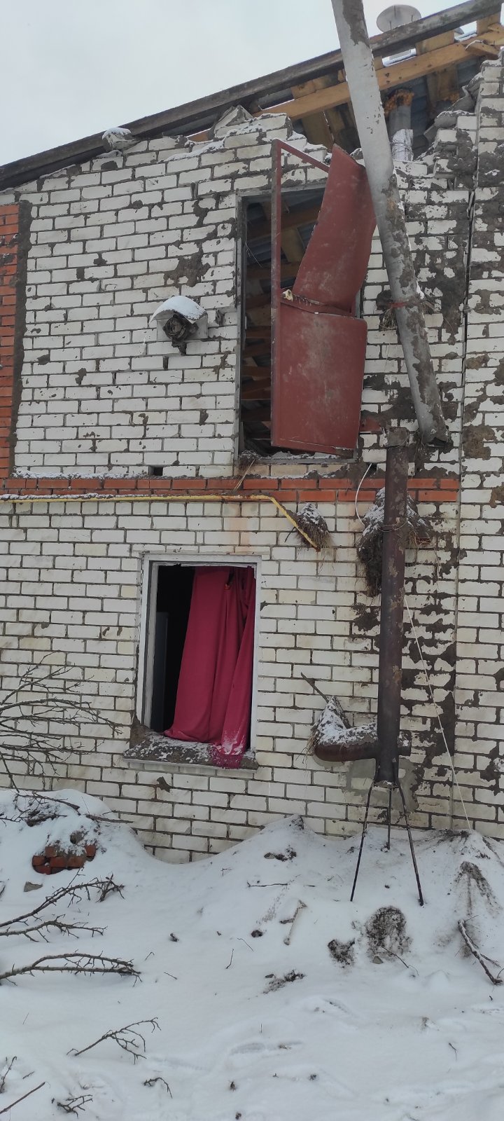 Вибиті вікна та двері, пошкоджений дах - результат обстрілу родини на Харківщині 