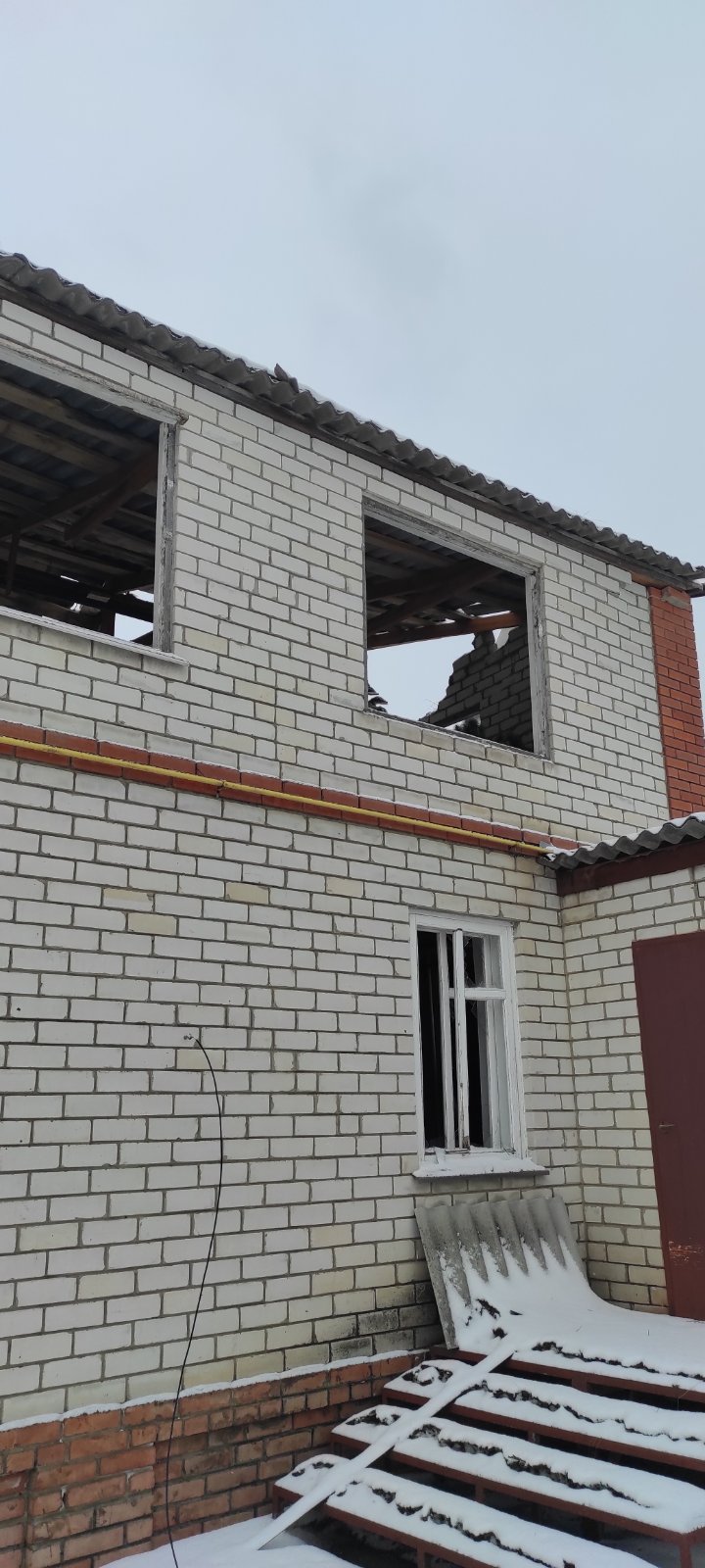 Вибиті вікна та двері, пошкоджений дах - результат обстрілу родини на Харківщині 