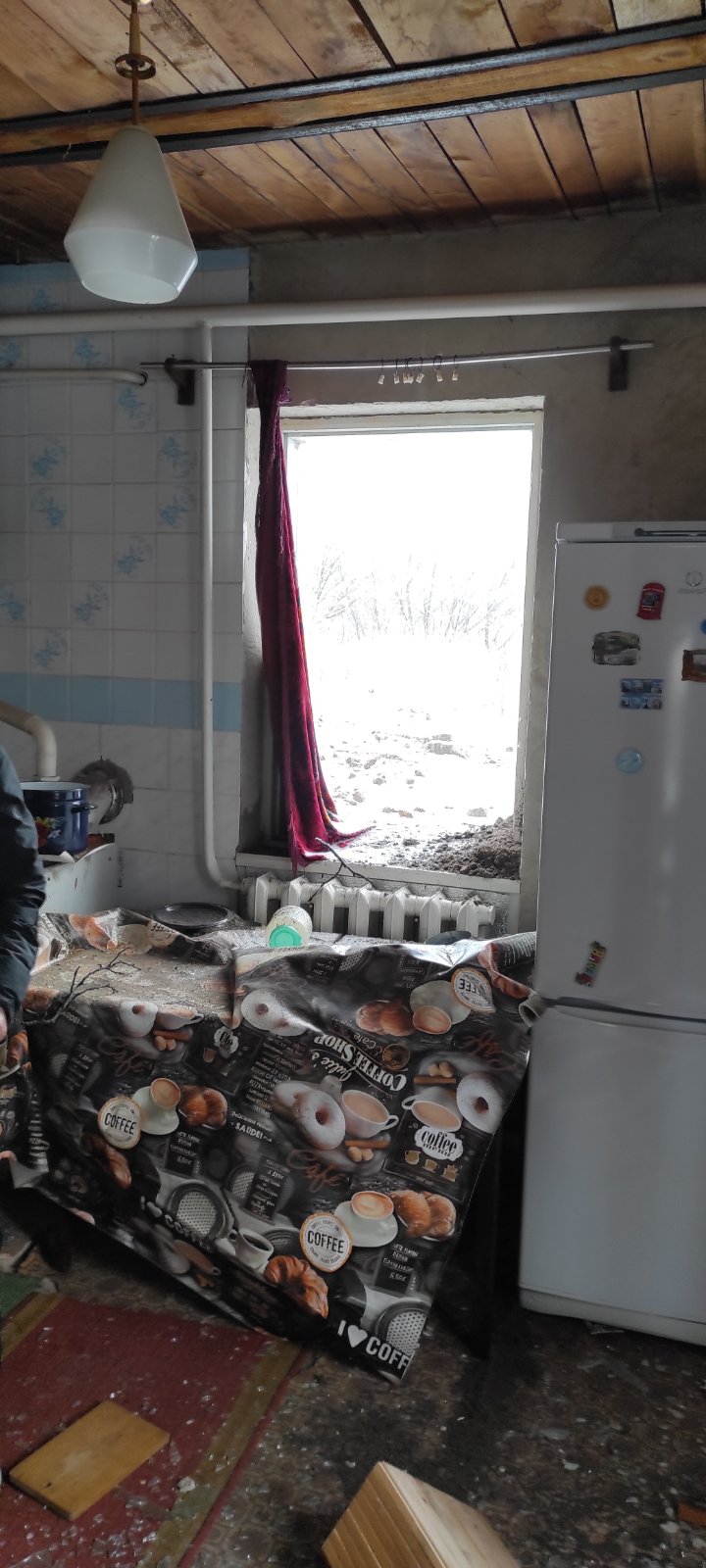 Вибиті вікна та двері, пошкоджений дах - результат обстрілу родини на Харківщині 