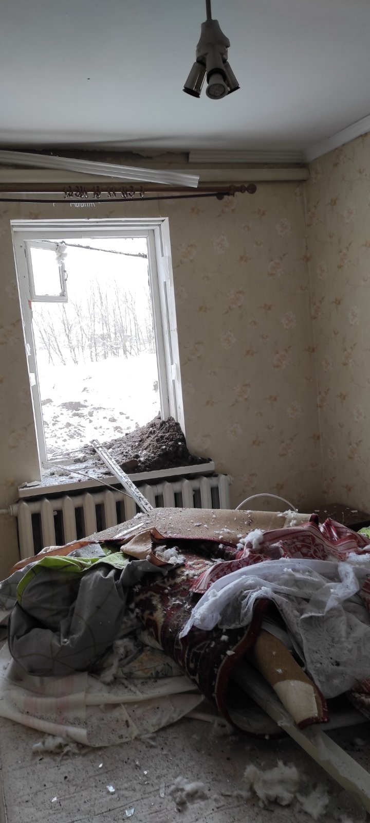 Вибиті вікна та двері, пошкоджений дах - результат обстрілу родини на Харківщині 