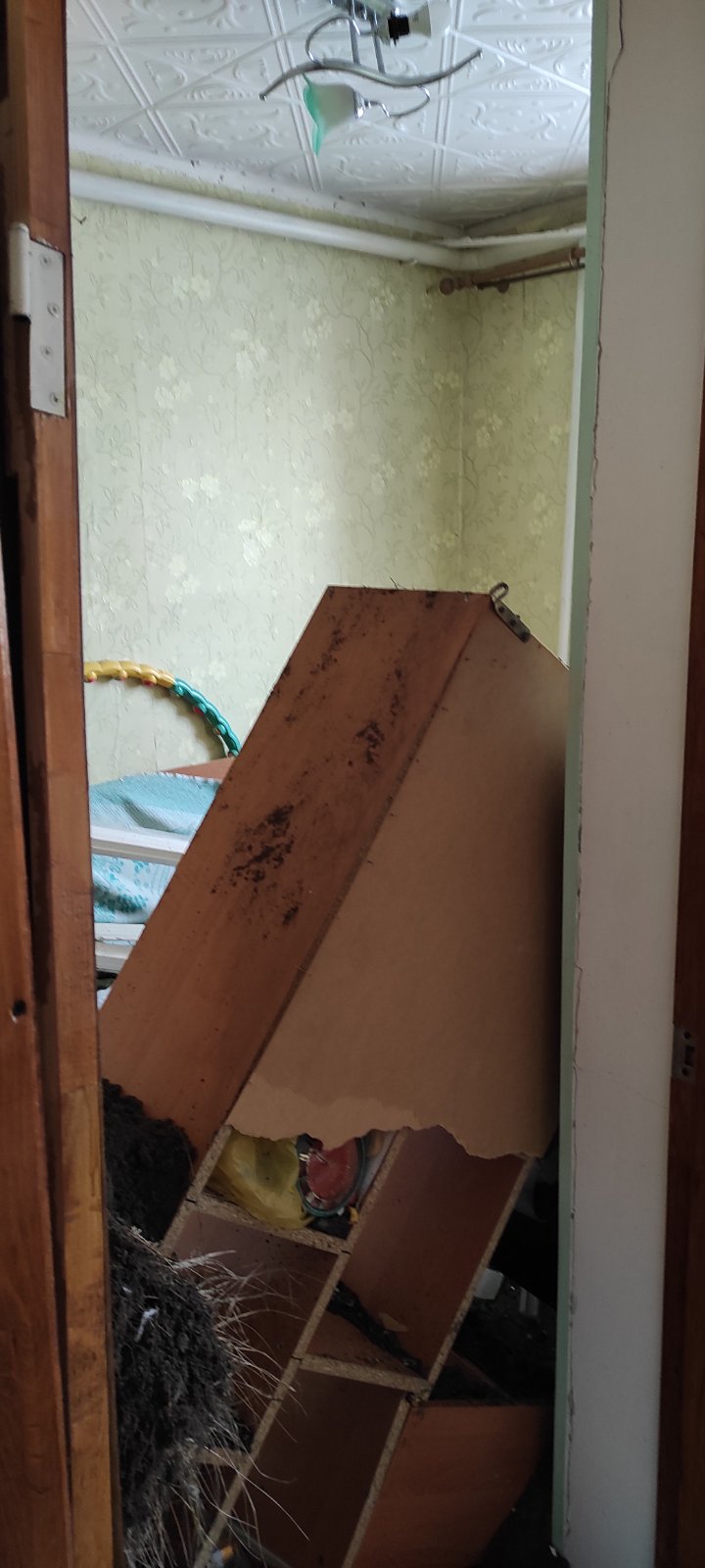 Вибиті вікна та двері, пошкоджений дах - результат обстрілу родини на Харківщині 