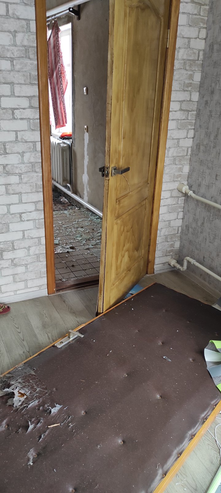 Вибиті вікна та двері, пошкоджений дах - результат обстрілу родини на Харківщині 