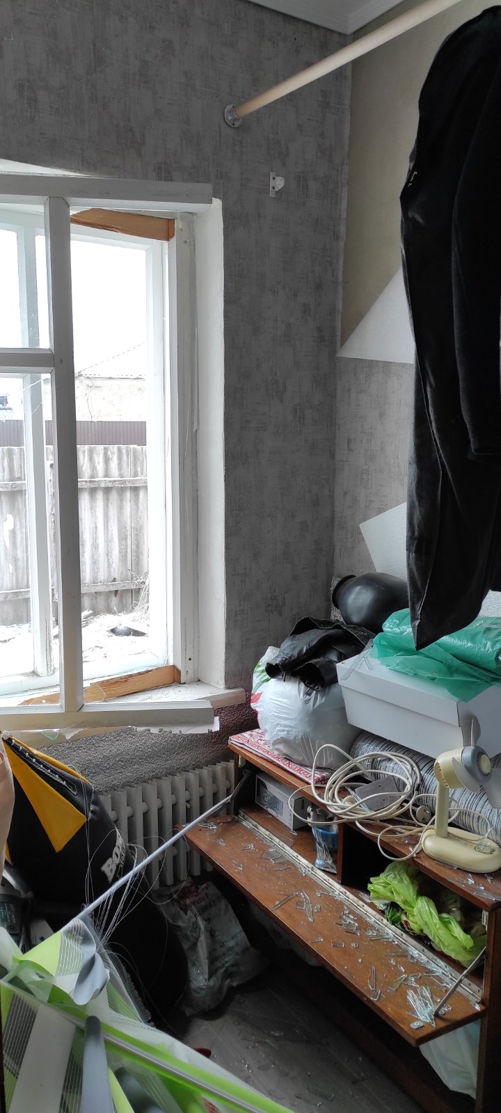 Вибиті вікна та двері, пошкоджений дах - результат обстрілу родини на Харківщині 