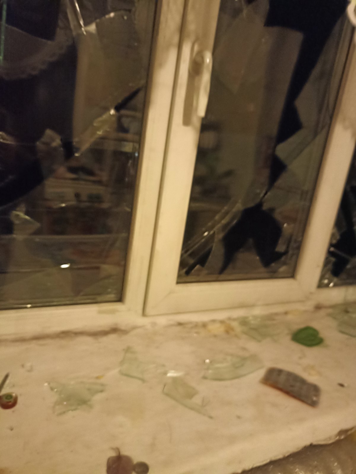 Пенсіонерка з Сумщини потребує допомоги - від обстрілу жінка залишилася без вікон