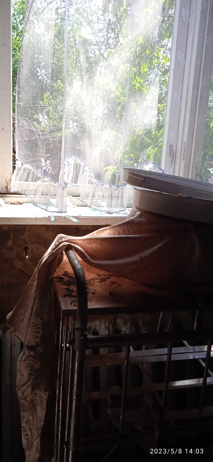 Пенсіонерка зі Зноб-Новгородського зимує в оселі з заклеєними плівкою вікнами