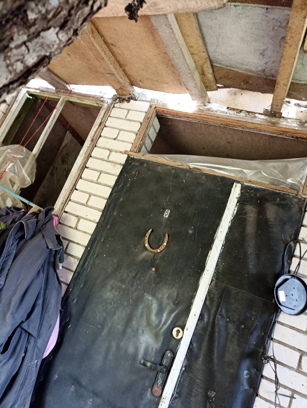 Пенсіонерка зі Зноб-Новгородського зимує в оселі з заклеєними плівкою вікнами