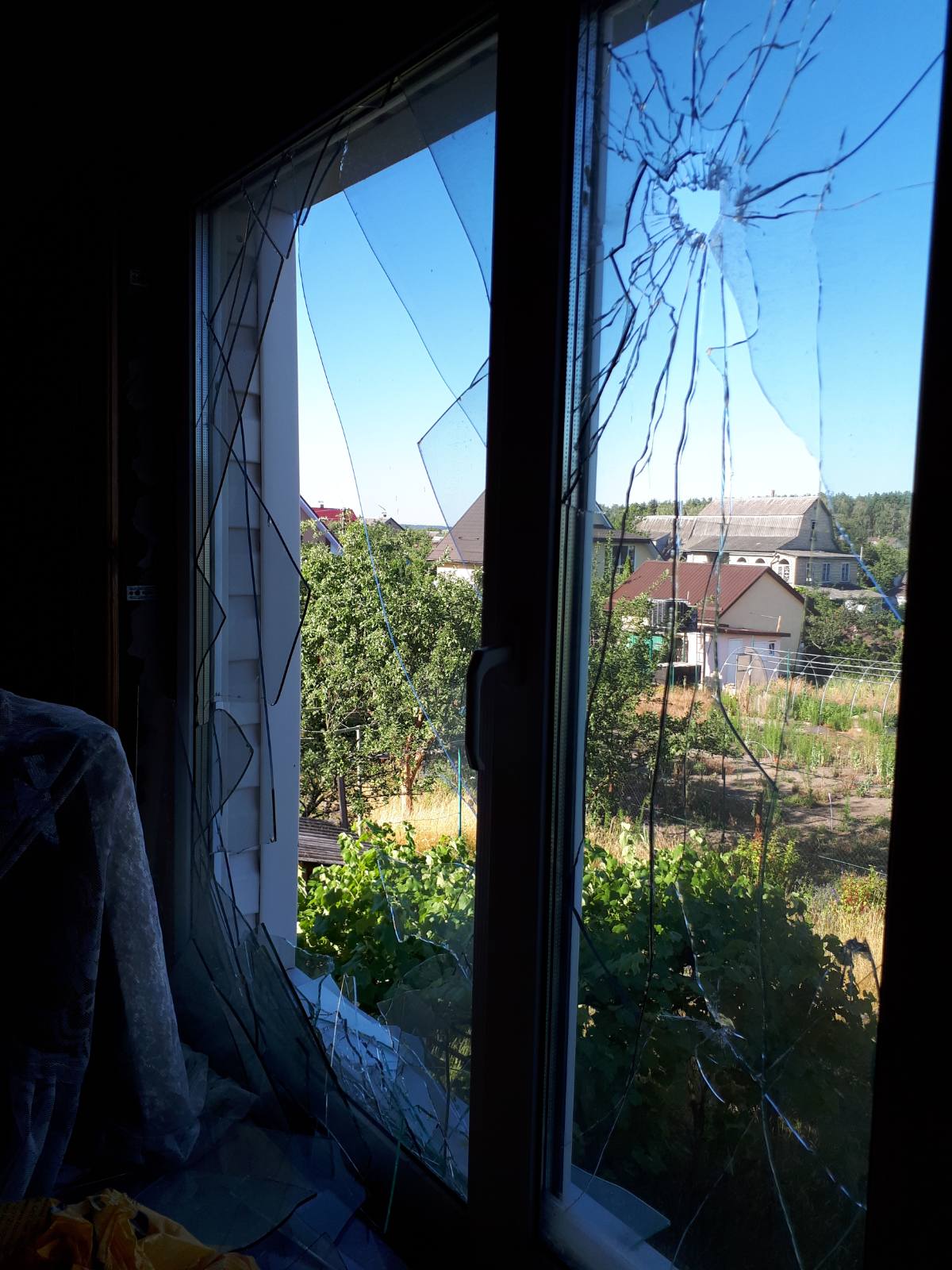 Подружжя пенсіонерів просить допомоги у відновленні будинку на Київщині, який постраждав від окупантів