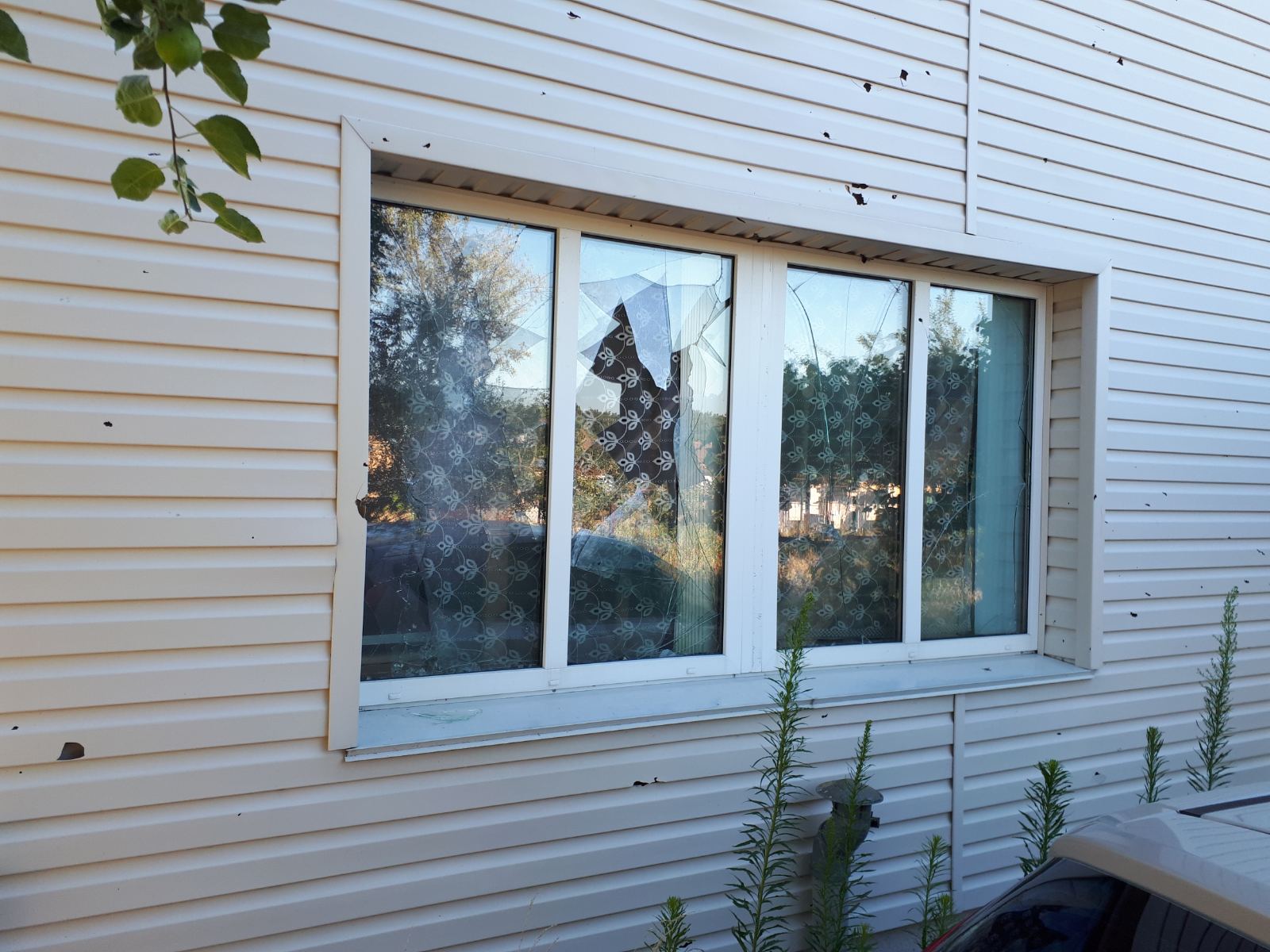 Подружжя пенсіонерів просить допомоги у відновленні будинку на Київщині, який постраждав від окупантів