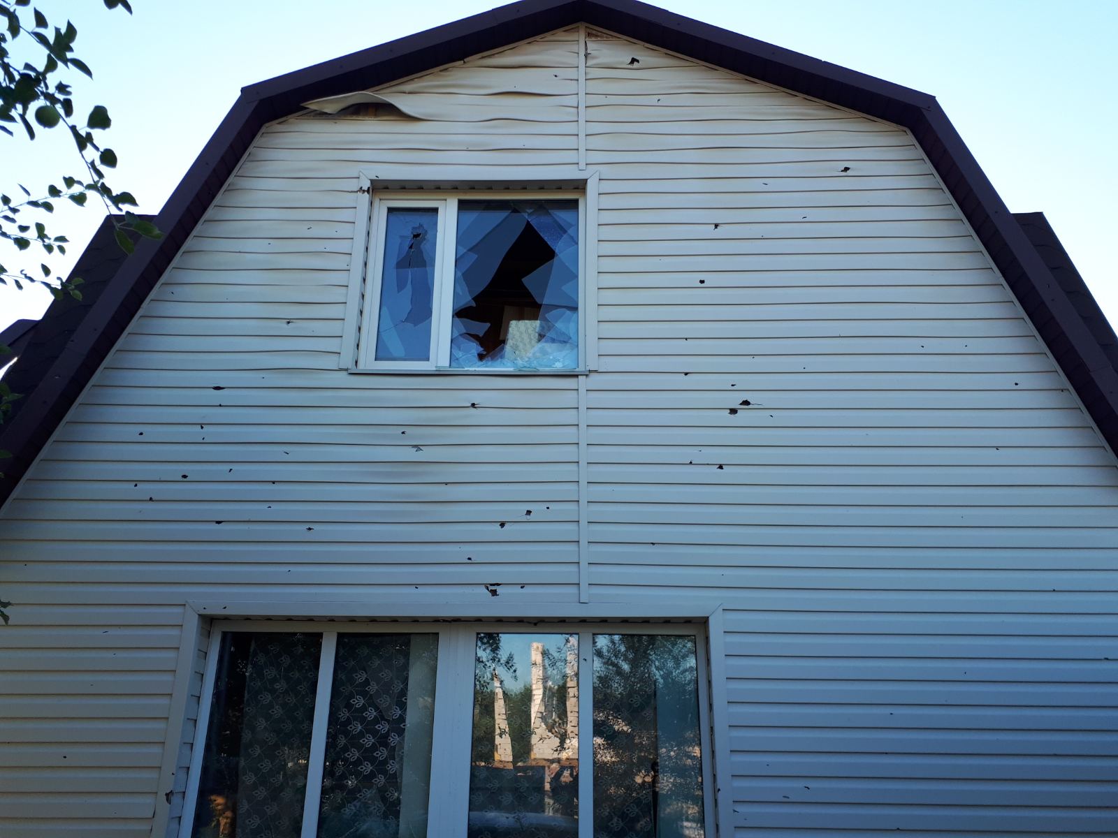 Подружжя пенсіонерів просить допомоги у відновленні будинку на Київщині, який постраждав від окупантів