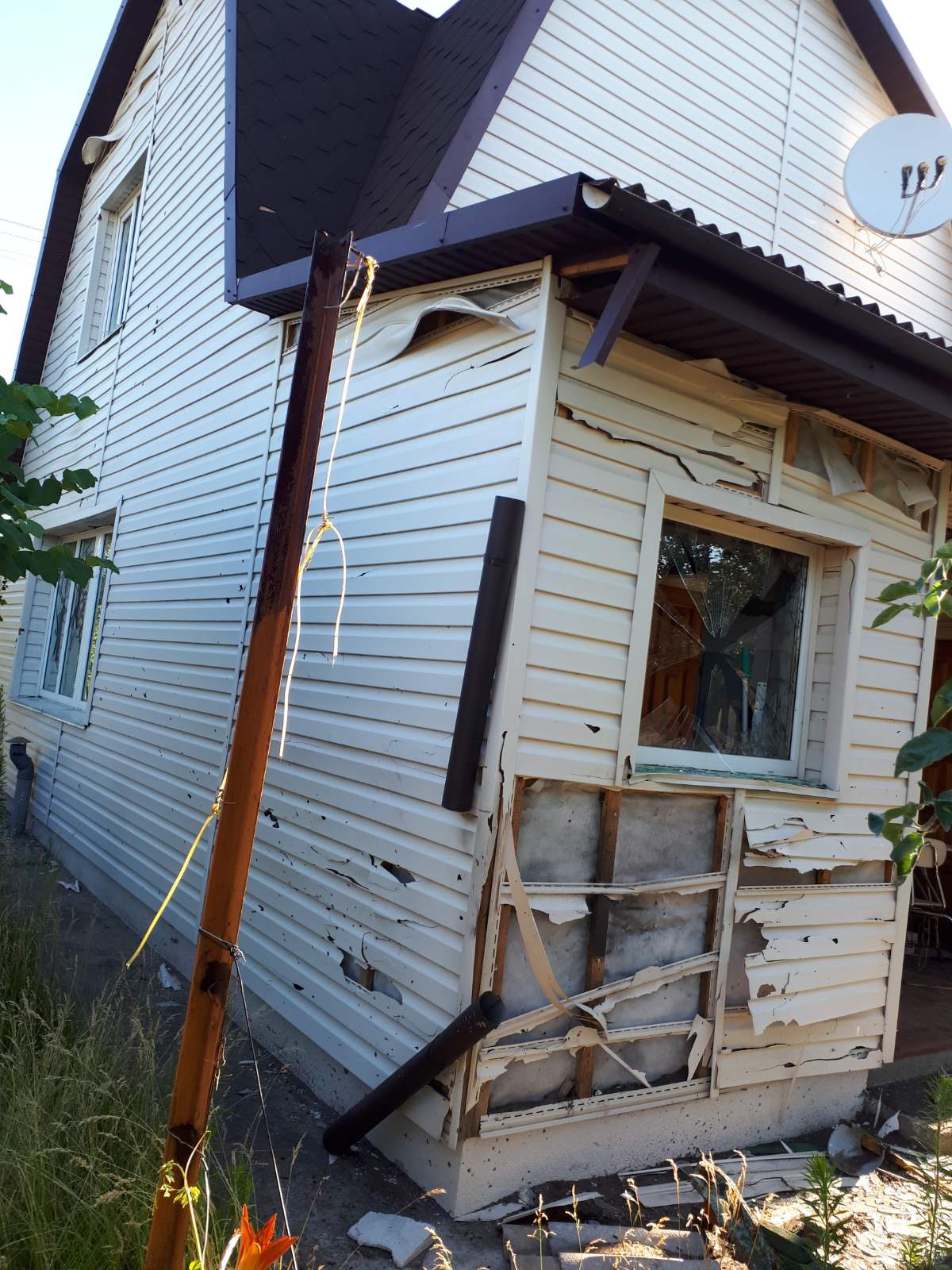 Подружжя пенсіонерів просить допомоги у відновленні будинку на Київщині, який постраждав від окупантів