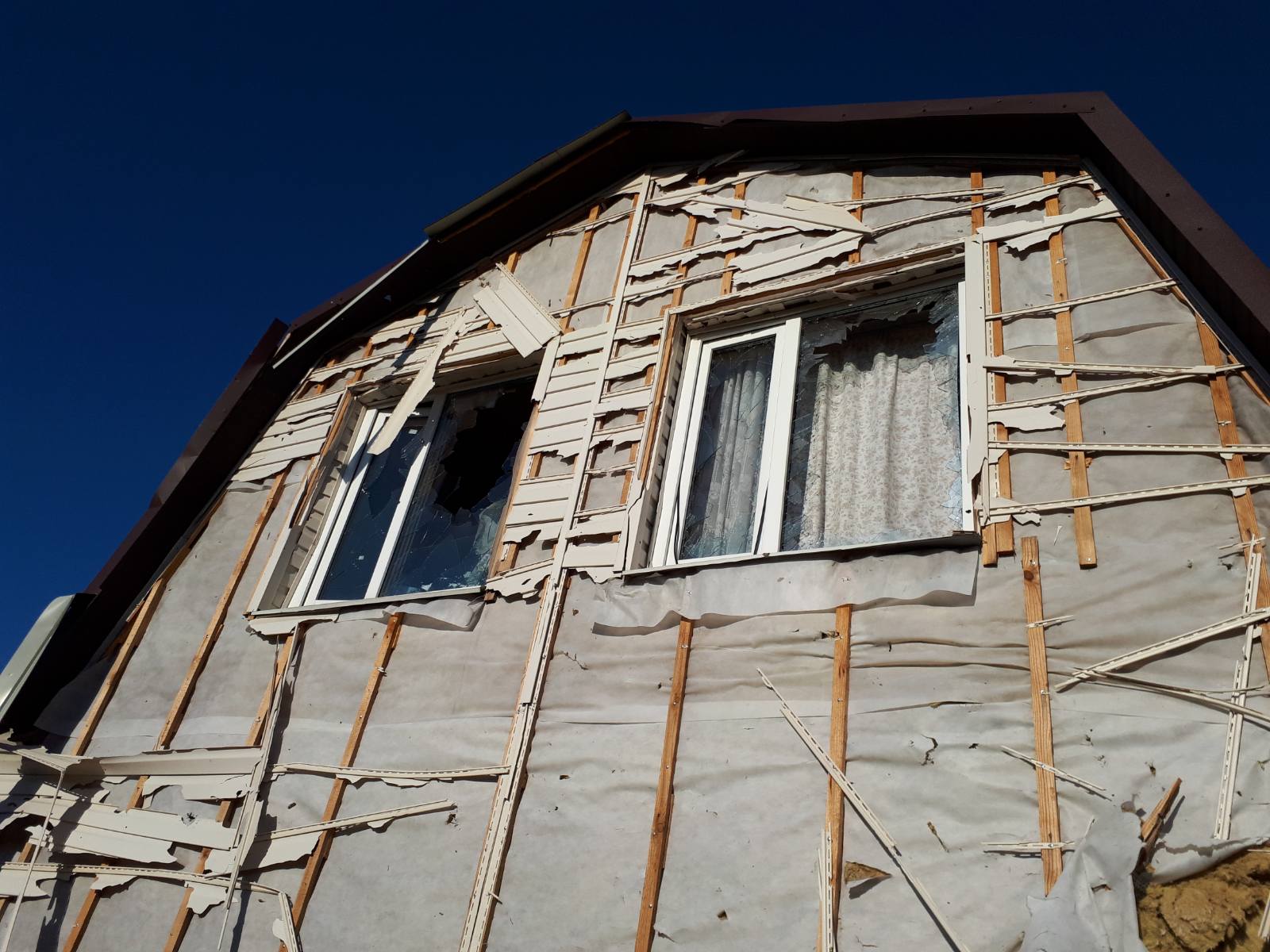 Подружжя пенсіонерів просить допомоги у відновленні будинку на Київщині, який постраждав від окупантів