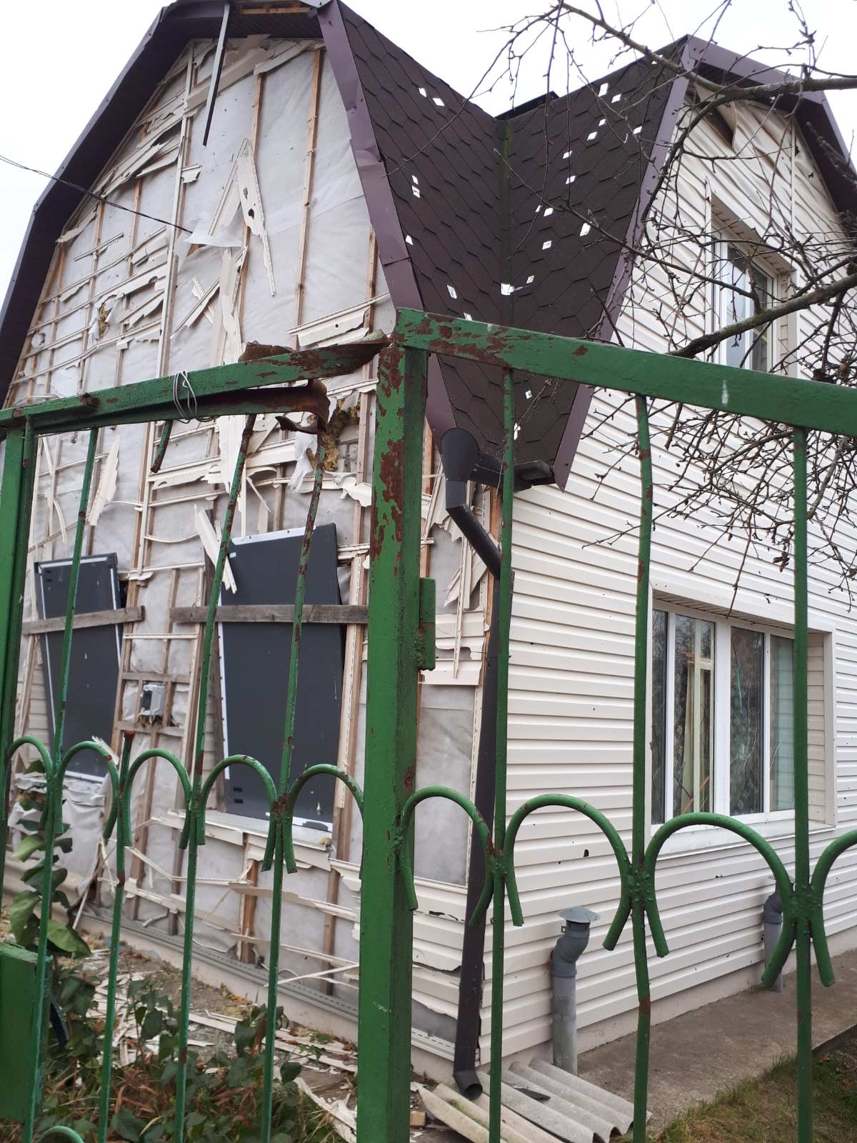 Подружжя пенсіонерів просить допомоги у відновленні будинку на Київщині, який постраждав від окупантів