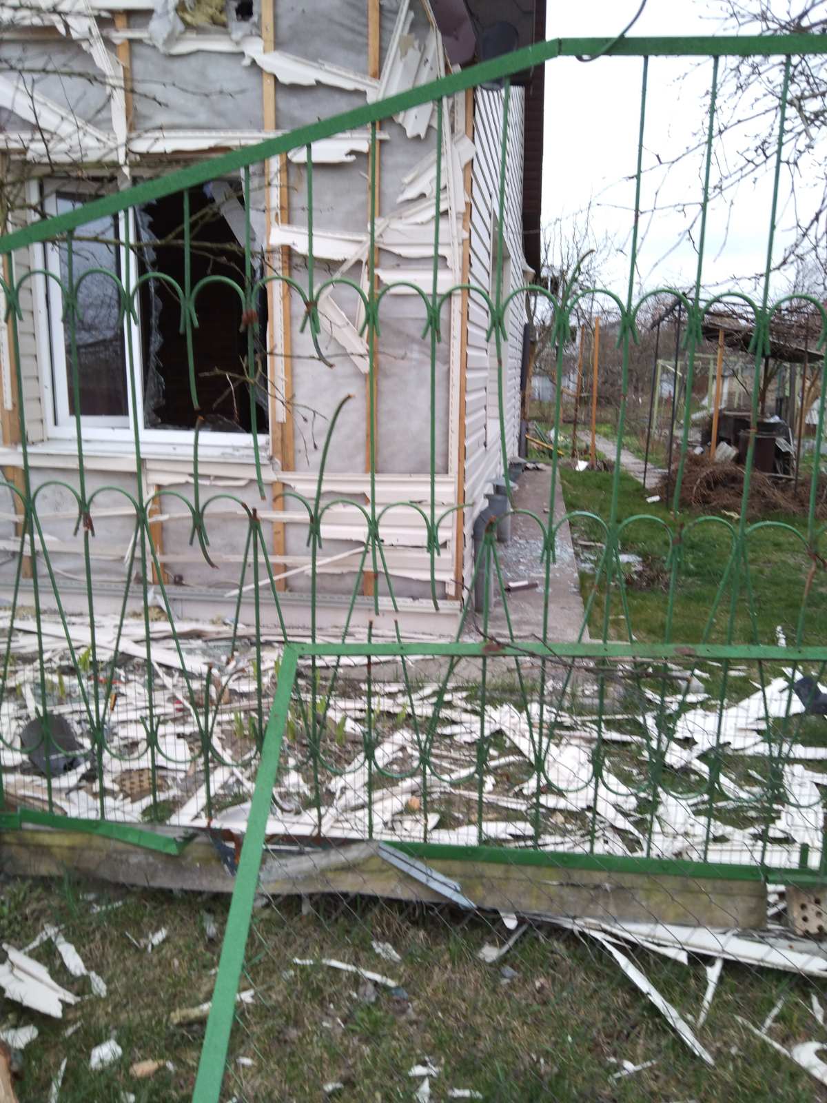 Подружжя пенсіонерів просить допомоги у відновленні будинку на Київщині, який постраждав від окупантів