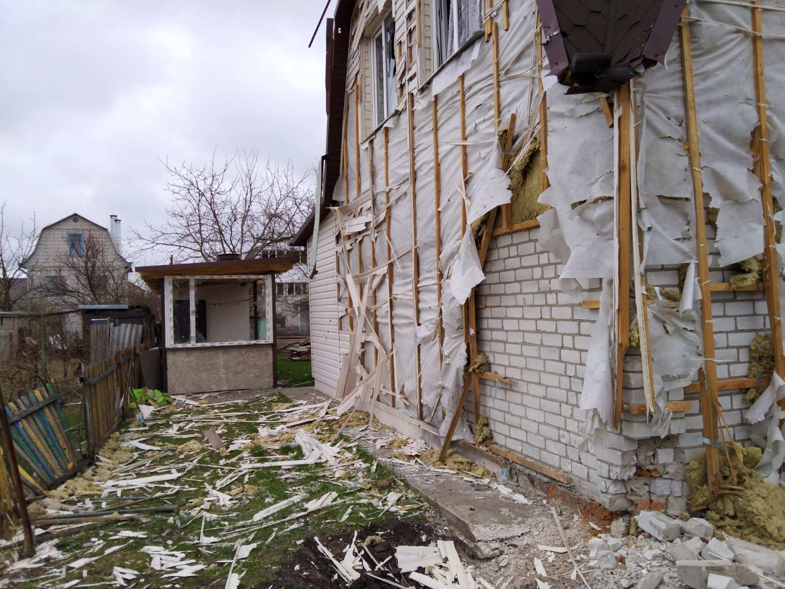 Подружжя пенсіонерів просить допомоги у відновленні будинку на Київщині, який постраждав від окупантів