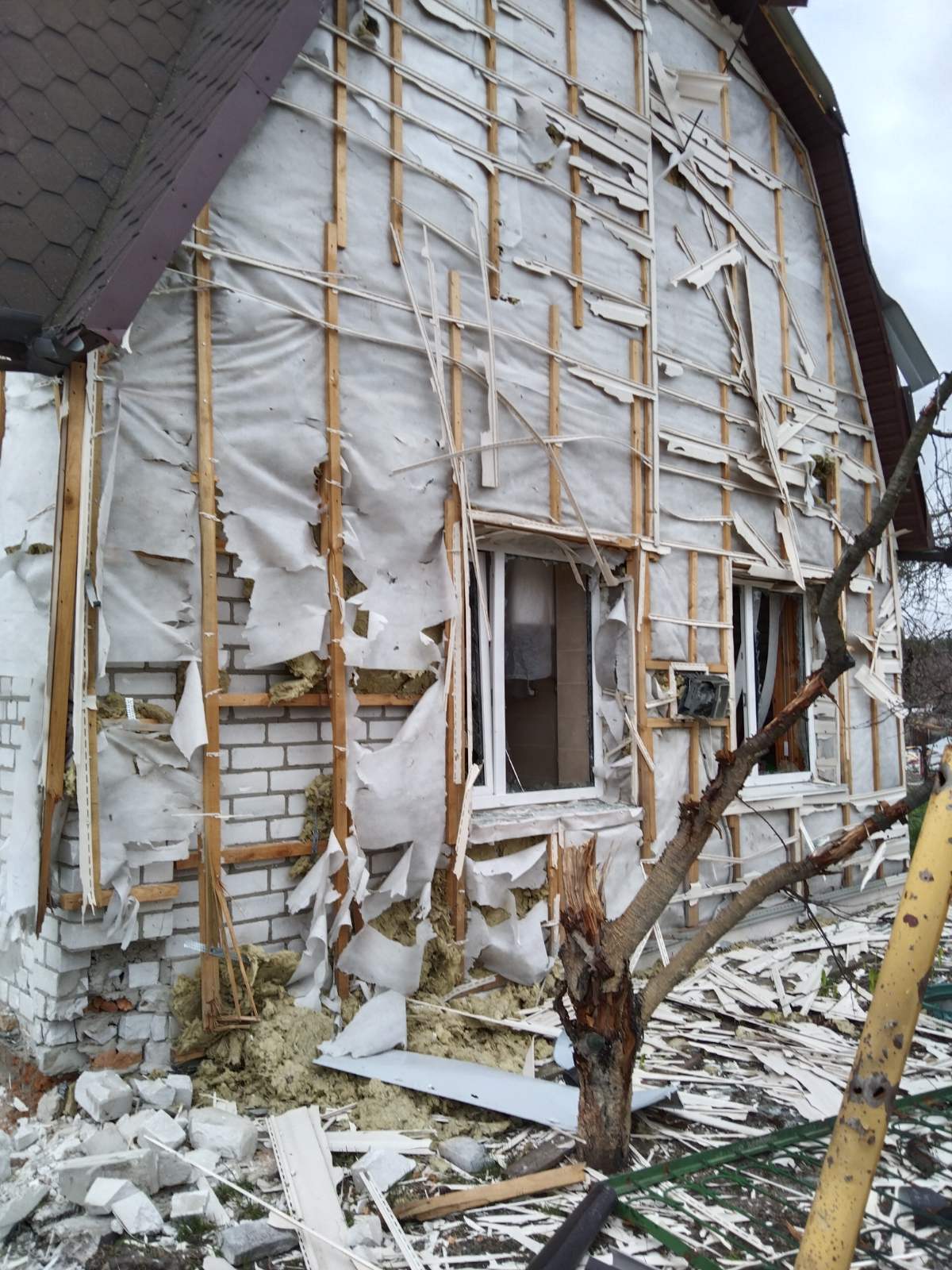 Подружжя пенсіонерів просить допомоги у відновленні будинку на Київщині, який постраждав від окупантів