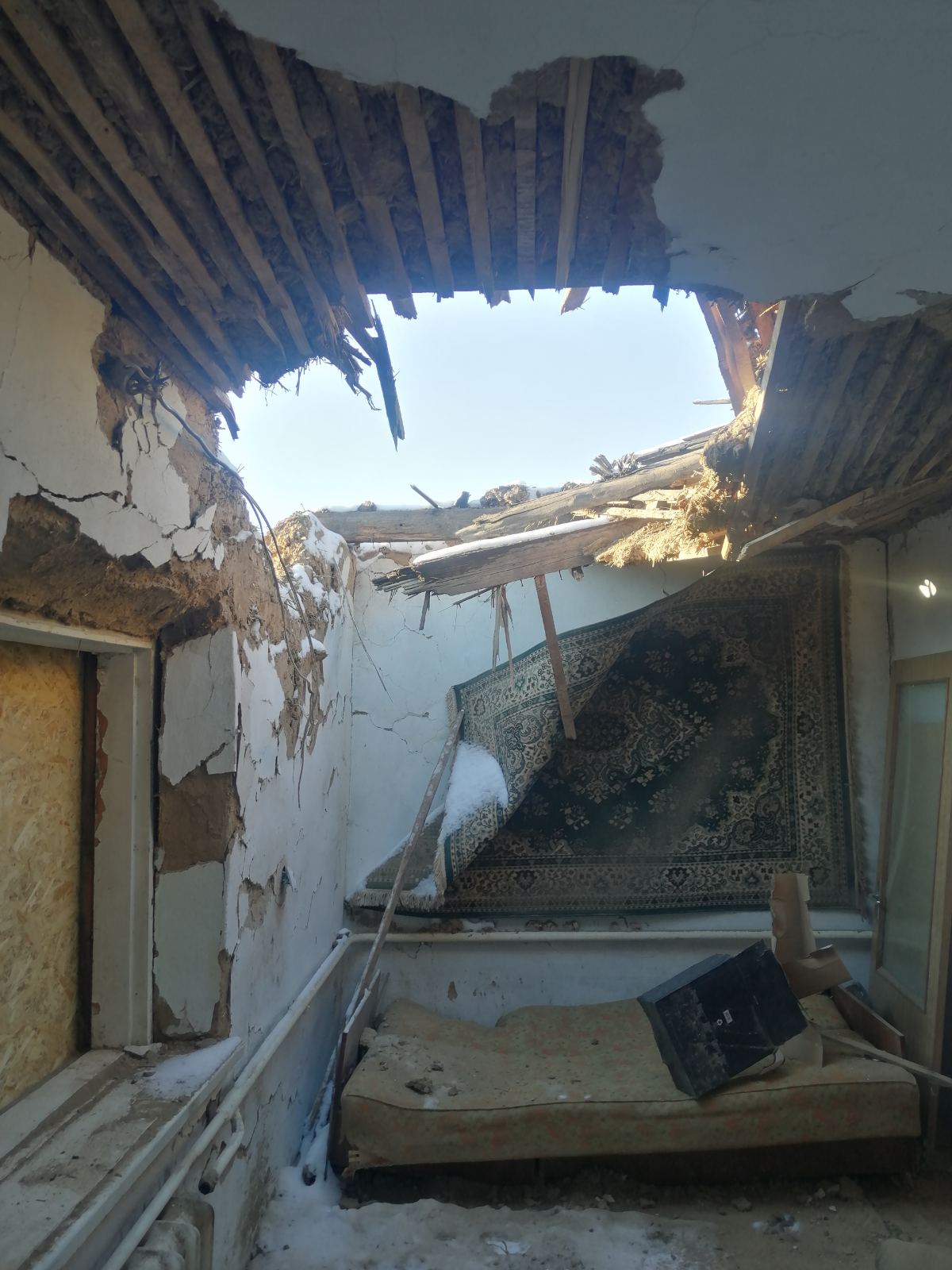 Пряме влучання снаряду зруйнувало житло родини з Херсону