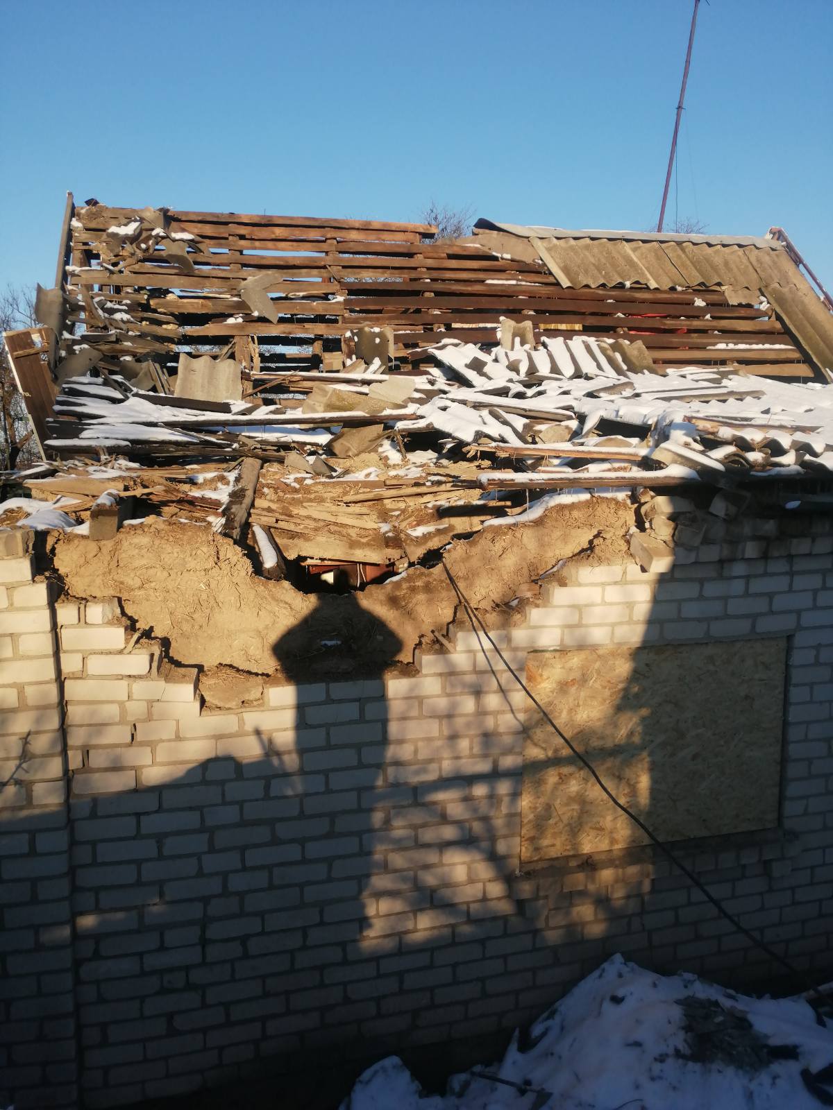 Пряме влучання снаряду зруйнувало житло родини з Херсону